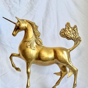 Grande unicórnio de latão