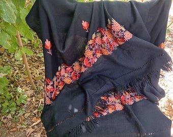 花柄刺繍入りの大きめソフトブラックショール、レディースラップショール