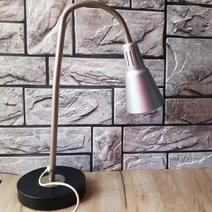 Graue Schreibtischlampe, verstellbar, Industriedesign, Bürolampe