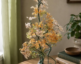 Scultura ad albero realizzata a mano con perline, un elemento decorativo unico per la casa.