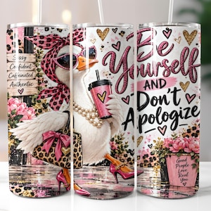 Puede incluir: Un vaso cilíndrico con una oca blanca que lleva un pañuelo rosa con estampado de leopardo, gafas de sol, un collar de perlas y tacones rosas. El diseño incluye un bolso rosa, un vaso rosa, flores y el texto Be Yourself AND Don't Apologize.
