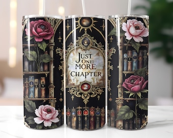 Peut inclure: Un gobelet noir avec un motif floral et une bibliothèque. Le gobelet présente une rose rouge foncé et une rose rose clair. Le texte "Just One More Chapter" est affiché sur le gobelet.