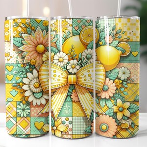 以下が含まれることがあります： 黄色と緑のステンレス製のタンブラー3つ。花柄とレモンのデザイン。タンブラーはパッチワーク模様で、中央に黄色のリボンが付いている。
