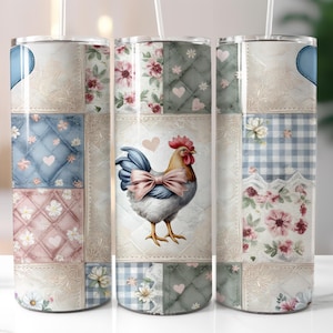 Può includere: Un set di tre bicchieri isolati in acciaio inossidabile con un design patchwork stravagante. Ogni bicchiere presenta un motivo diverso, tra cui motivi floreali, a quadri e a cuore, e un'illustrazione di gallo ad acquerello con un fiocco rosa. I bicchieri hanno una cannuccia.