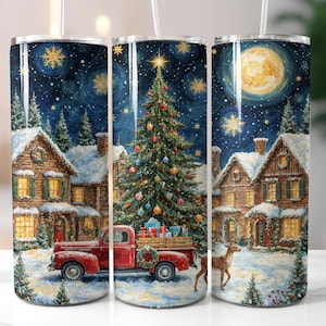 Könnte beinhalten: Drei Edelstahlbecher mit weihnachtlichem Design. Das Design zeigt einen roten LKW mit Geschenken, einen geschmückten Weihnachtsbaum, schneebedeckte Häuser und einen sternenklaren Nachthimmel. Jeder Becher hat einen weißen Strohhalm.
