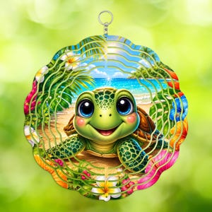 Peut inclure: Un mobile éolien rond et fantaisiste représentant une tortue de mer souriante aux grands yeux bleus. La tortue est placée devant une scène de plage avec des palmiers, des fleurs et des vagues océaniques. Le mobile a une boucle en métal argenté pour l'accrocher.