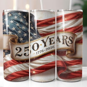 Könnte beinhalten: Ein Edelstahlbecher mit dem Design der amerikanischen Flagge und einem Banner mit der Aufschrift "250 YEARS 1776-2026". Der Becher hat einen weißen Strohhalm und ist in Rot, Weiß und Blau gehalten.