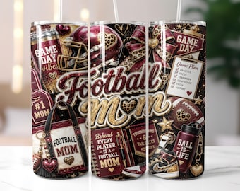 Può includere: Un bicchiere a tema football con le parole "Football Mom" in lettere dorate. Il design include palloni da football, un casco e il testo "Game Day Vibes". Il bicchiere è decorato con un cuore e dettagli con stampa leopardata.