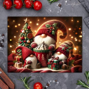 Puede incluir: Ilustración navideña festiva con tres gnomos con gorros rojos y barbas blancas. Están reunidos alrededor de un árbol de Navidad y una taza de crema batida. Hay regalos cerca. El fondo es un bokeh cálido y brillante.