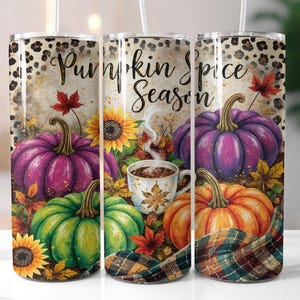 Puede incluir: Tres vasos de acero inoxidable con un diseño otoñal. El diseño presenta calabazas, girasoles y el texto "Pumpkin Spice Season". Los vasos tienen un estampado de leopardo en la parte superior.