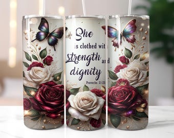 Könnte beinhalten: Ein floraler Becher mit einem Schmetterling und Rosen in Burgunderrot, Creme und Grün. Der Becher trägt den Text "She is clothed with strength and dignity" aus Sprüche 31:25. Das Design umfasst goldene Akzente.
