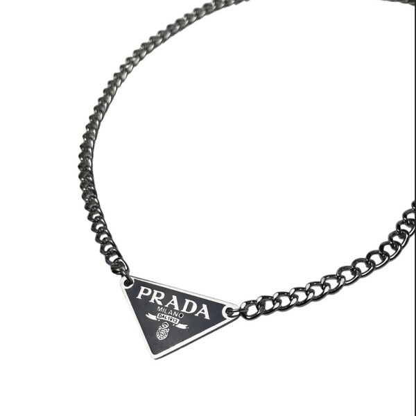 Collier Prada à pendentif triangle