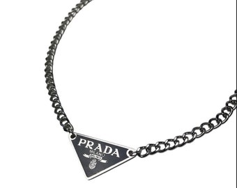 Collar con colgante triangular de Prada