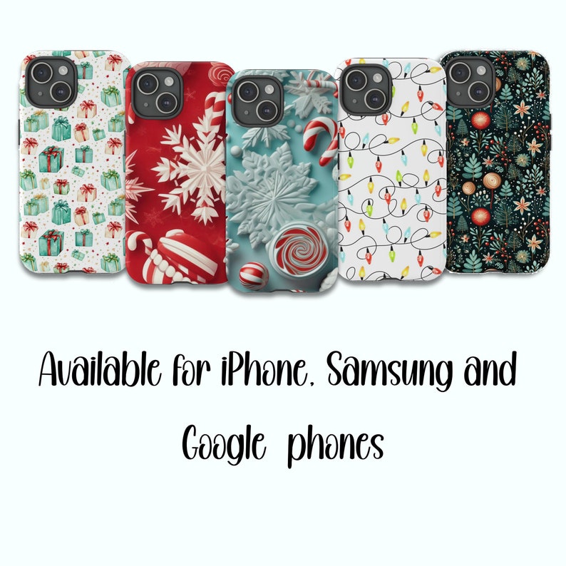 Puede incluir: Cinco fundas para tel&eacute;fono con tem&aacute;tica navide&ntilde;a. Las fundas presentan dise&ntilde;os de regalos envueltos, copos de nieve, bastones de caramelo, luces navide&ntilde;as y adornos. El texto "Disponible para iPhone, Samsung y tel&eacute;fonos Google" se muestra debajo de las fundas.