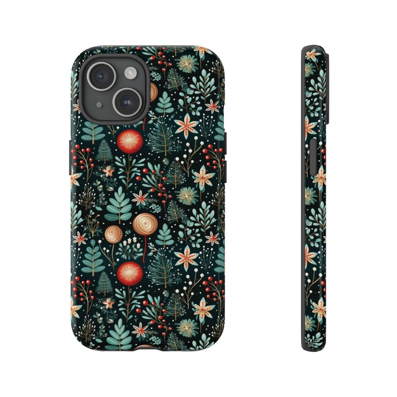 Puede incluir: Una funda de tel&eacute;fono negra con un patr&oacute;n floral con flores y hojas rojas, blancas y verdes sobre un fondo verde oscuro.