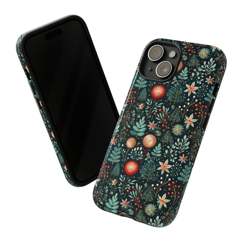 Puede incluir: Una funda de tel&eacute;fono negra con un patr&oacute;n floral que presenta flores y hojas rojas, blancas y verdes sobre un fondo azul oscuro. La funda tiene un recorte para el objetivo de la c&aacute;mara.