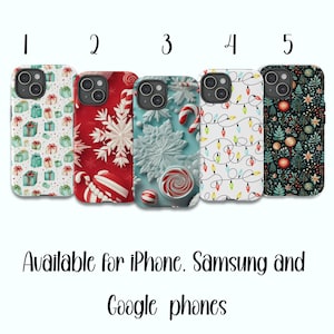 Puede incluir: Cinco dise&ntilde;os diferentes de fundas para tel&eacute;fonos de Navidad. Los dise&ntilde;os incluyen regalos, copos de nieve, bastones de caramelo, luces navide&ntilde;as y un patr&oacute;n de &aacute;rbol de Navidad. Las fundas est&aacute;n disponibles para iPhone, Samsung y Google.