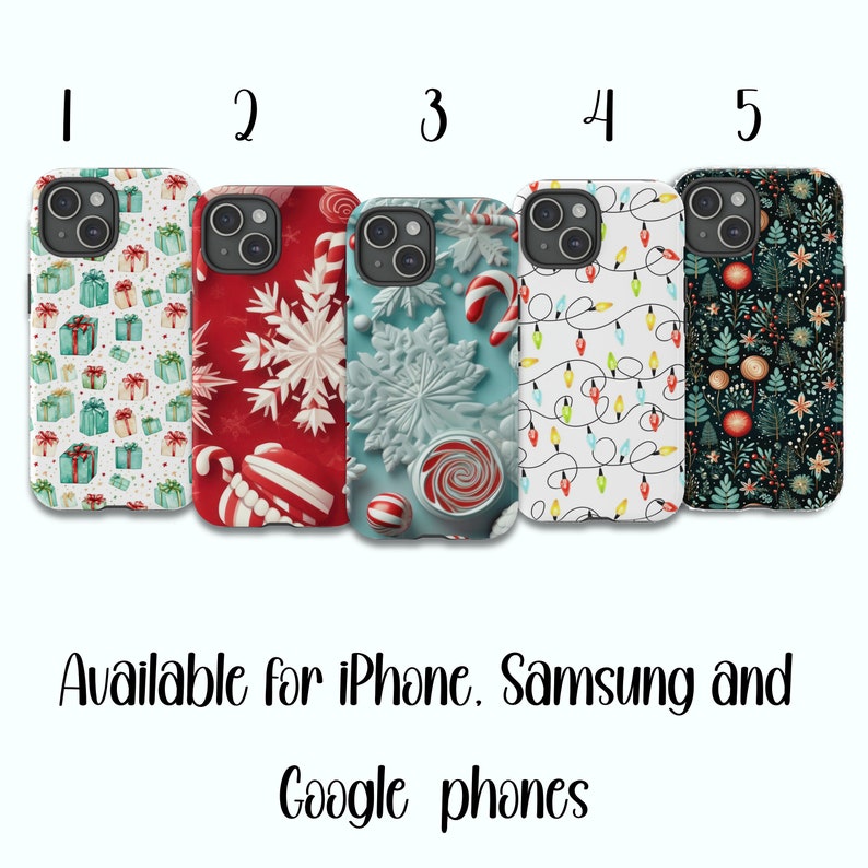 Puede incluir: Cinco dise&ntilde;os diferentes de fundas para tel&eacute;fonos de Navidad. Los dise&ntilde;os incluyen regalos, copos de nieve, bastones de caramelo, luces navide&ntilde;as y un patr&oacute;n de &aacute;rbol de Navidad. Las fundas est&aacute;n disponibles para iPhone, Samsung y Google.