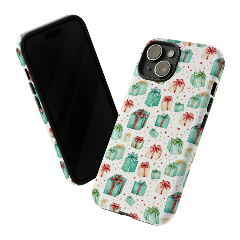 Puede incluir: Una funda de tel&eacute;fono blanca con un patr&oacute;n de regalos envueltos en verde y rojo con estrellas blancas. La funda tiene un recorte para el objetivo de la c&aacute;mara negro.