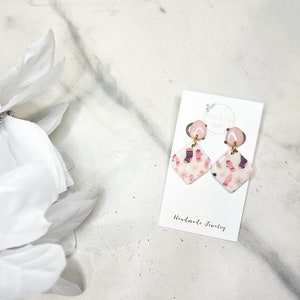 Orecchini rosa con guanti e calze natalizie