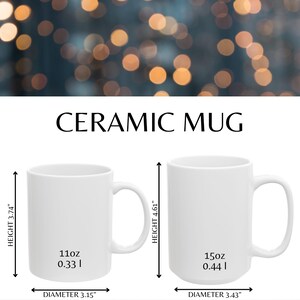Op de afbeelding: Twee witte keramische mokken met handvatten, &eacute;&eacute;n van 9,5 cm hoog en 8 cm in diameter, de andere van 11,7 cm hoog en 8,7 cm in diameter. De tekst "CERAMIC MUG" staat boven de mokken.