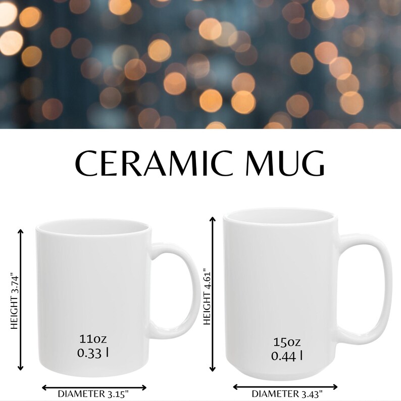 Op de afbeelding: Twee witte keramische mokken met handvatten, &eacute;&eacute;n van 9,5 cm hoog en 8 cm in diameter, de andere van 11,7 cm hoog en 8,7 cm in diameter. De tekst "CERAMIC MUG" staat boven de mokken.