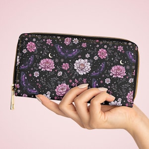 Cartera con cremallera y diseño floral de polilla morada, accesorio estilo cottagecore gótico, monedero de mujer con diseño de bruja y flores silvestres rosas