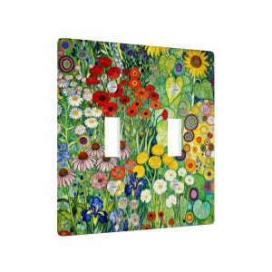 Puede incluir: Una cubierta de interruptor doble con un dise&ntilde;o floral vibrante. La obra de arte presenta una colorida variedad de flores, incluyendo amapolas rojas, girasoles y margaritas, sobre un fondo verde. La cubierta tiene dos aberturas para interruptores y est&aacute; hecha de un material brillante.