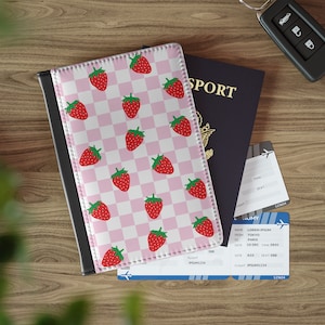 Pink Checker Strawberry Passport HoldePassport Wallet, cubierta de pasaporte de cuero sintético para mujeres, regalo de caja de viaje de moda
