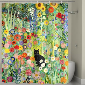 Könnte beinhalten: Ein Duschvorhang mit einem lebendigen Blumendesign, darunter Sonnenblumen, bunte Blüten und eine schwarze Katze. Das Kunstwerk hat einen malerischen Stil mit einer Vielzahl von Farben, darunter Rot, Gelb, Blau und Grün. Der Vorhang hängt in einem Badezimmer.
