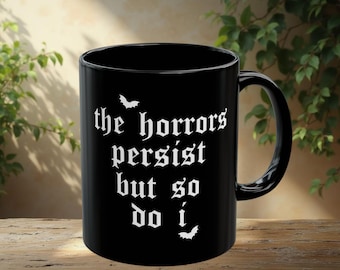 Los horrores persisten, pero yo también, taza de café negra de 11 oz y 15 oz, divertida taza gótica con cita de murciélago, estética, taza de bruja, decoración espeluznante para el hogar