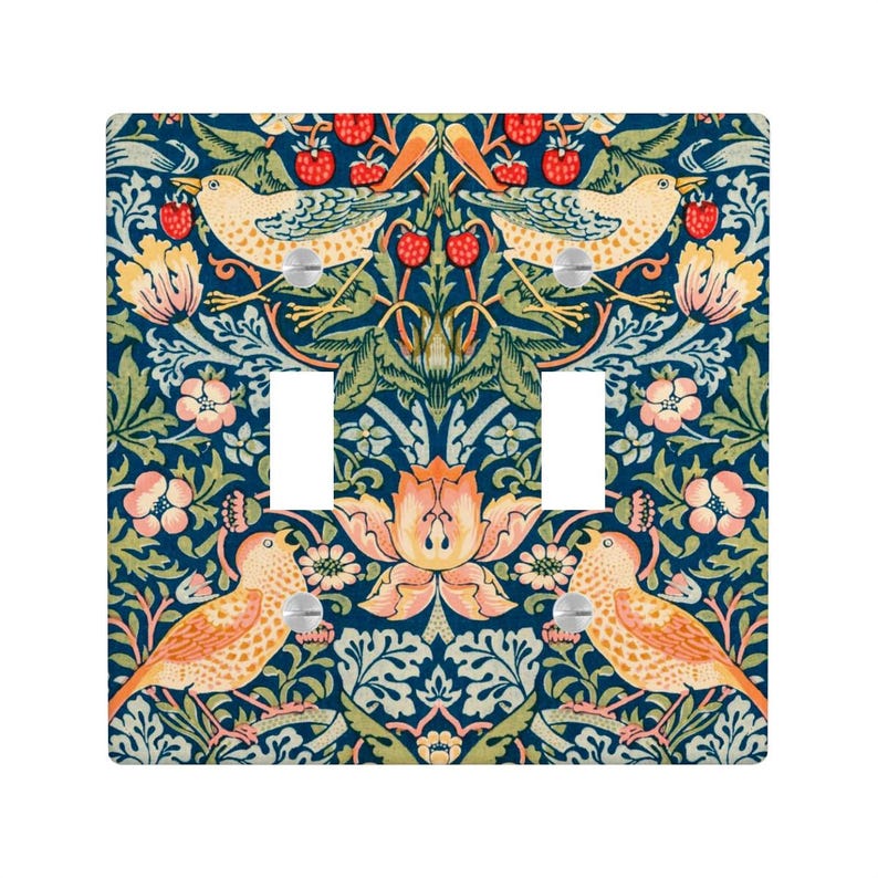 Puede incluir: Una cubierta decorativa para interruptor de luz doble con un patr&oacute;n repetido de p&aacute;jaros, flores y bayas en tonos naranja, rosa y verde sobre un fondo azul oscuro. La cubierta tiene dos aberturas para interruptores y tornillos plateados.