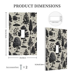 Op de afbeelding: Een lichtbeige enkelepolige lichtschakelaar met een zwart-wit bos- en UFO-ontwerp. De afdekking meet 12,5 cm x 8 cm. Inclusief twee schroeven voor installatie.