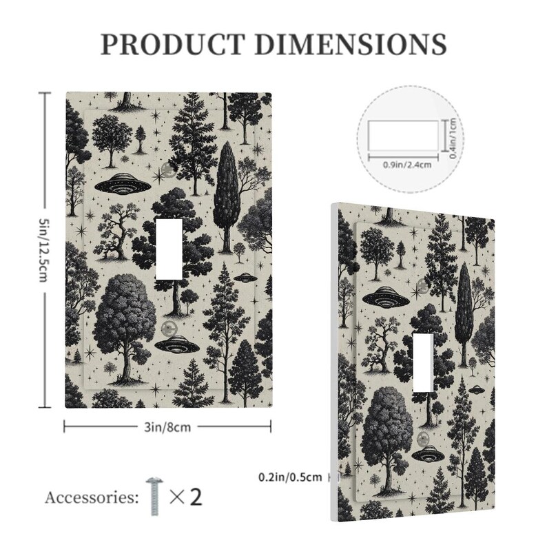 Op de afbeelding: Een lichtbeige enkelepolige lichtschakelaar met een zwart-wit bos- en UFO-ontwerp. De afdekking meet 12,5 cm x 8 cm. Inclusief twee schroeven voor installatie.