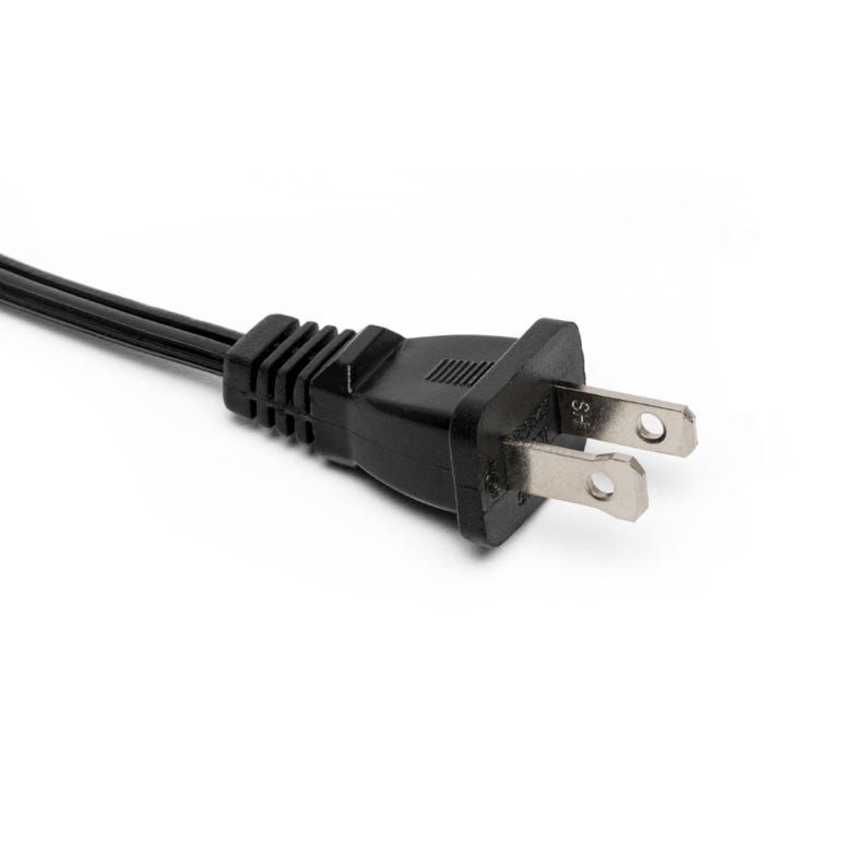 Puede incluir: Primer plano de un enchufe el&eacute;ctrico negro con dos clavijas y un cable negro. El enchufe est&aacute; dise&ntilde;ado para su uso en enchufes el&eacute;ctricos norteamericanos. Las clavijas son plateadas y el enchufe tiene forma rectangular.