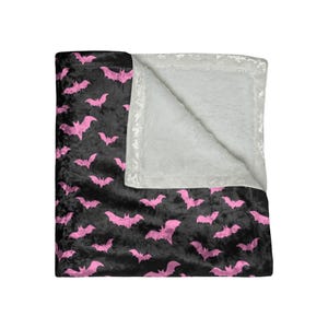 Pinke Fledermäuse schwarze Crushed Samt Decke, gruseliger Halloween Gothic Quilt, süße Pastelgoth Bettwäsche, witchy Wohndekor
