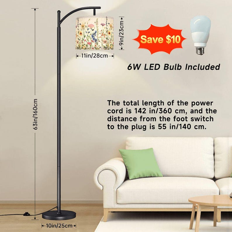 Puede incluir: L&aacute;mpara de pie arqueada negra con pantalla floral. La l&aacute;mpara mide 160 cm de altura, con una base de 25 cm y una pantalla de 28 cm. Incluye una bombilla LED de 6W. El cable de alimentaci&oacute;n mide 360 cm de largo.