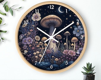 Könnte beinhalten: Eine runde Uhr mit weißem Zifferblatt und schwarzen Zahlen. Die Uhr zeigt eine fantasievolle Illustration von Pilzen und Blumen in Violett-, Blau- und Grüntönen vor einem dunkelblauen Hintergrund. Die Uhrzeiger sind weiß.