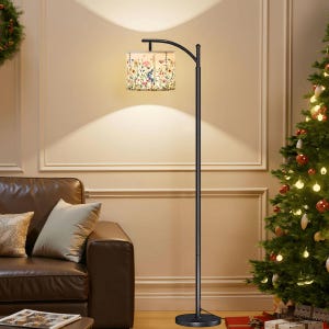 Puede incluir: Una l&aacute;mpara de pie negra arqueada con una pantalla floral. La l&aacute;mpara tiene una base redonda y est&aacute; colocada junto a un &aacute;rbol de Navidad. La pantalla presenta una variedad de flores coloridas. La l&aacute;mpara mide unos 170 cm de altura.