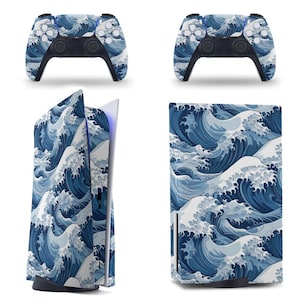 Puede incluir: Un conjunto de accesorios de juego con un diseño de olas azules y blancas. La imagen incluye dos mandos de juego y una consola, todos con el mismo diseño. La consola se muestra desde dos ángulos diferentes.