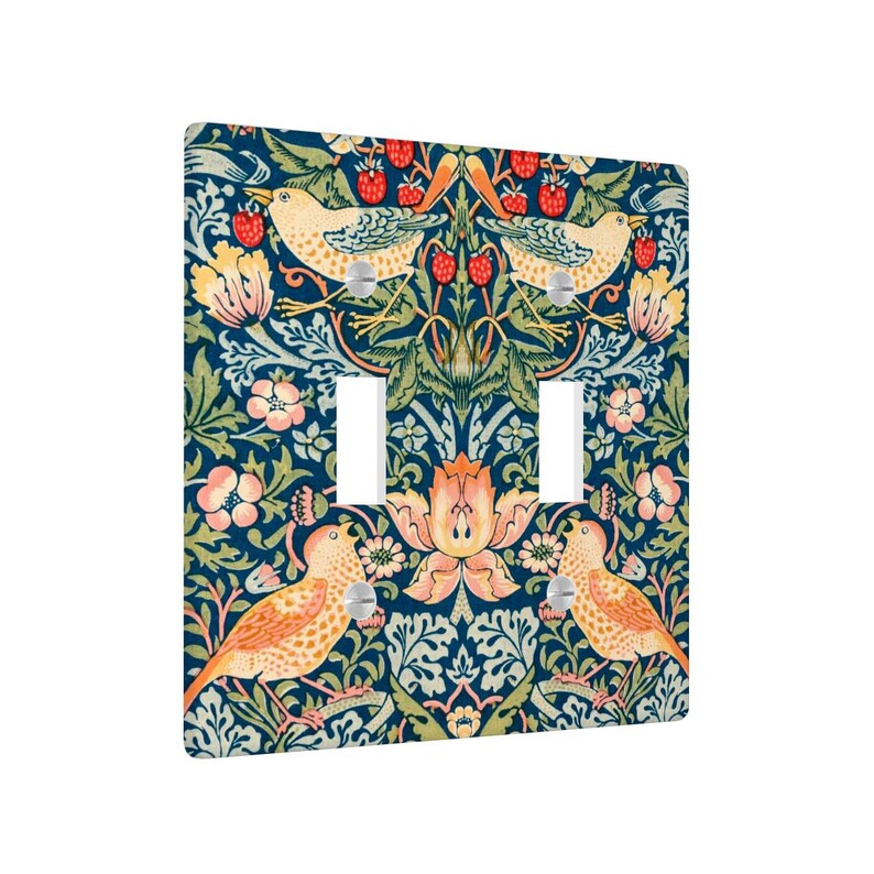 Puede incluir: Una cubierta decorativa para interruptor de luz doble con un patr&oacute;n repetido de p&aacute;jaros, flores y bayas en tonos naranja, amarillo y rosa sobre un fondo azul oscuro. El dise&ntilde;o tiene una est&eacute;tica vintage y bot&aacute;nica.