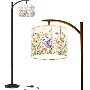 Puede incluir: L&aacute;mpara de pie arqueada negra con pantalla floral. La pantalla tiene un fondo blanco con flores coloridas en tonos rosa, amarillo, azul y morado. La l&aacute;mpara tiene una base redonda y un interruptor de pie. Altura aproximada 150 cm.