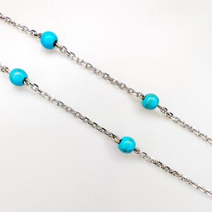 Collier chaîne rond en or blanc 14 carats et perles turquoises / 3,6 grammes / 17 pouces