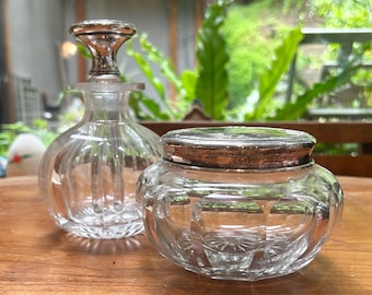Vintage glazen parfumfles en poederpot, tweedelige set --- Wallace, met R M & S-markering met hertenkop