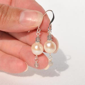 Pendientes de perlas de agua dulce y piedras preciosas: Labradorita auténtica y cristales Swarovski, piedra de nacimiento de junio, varias opciones.