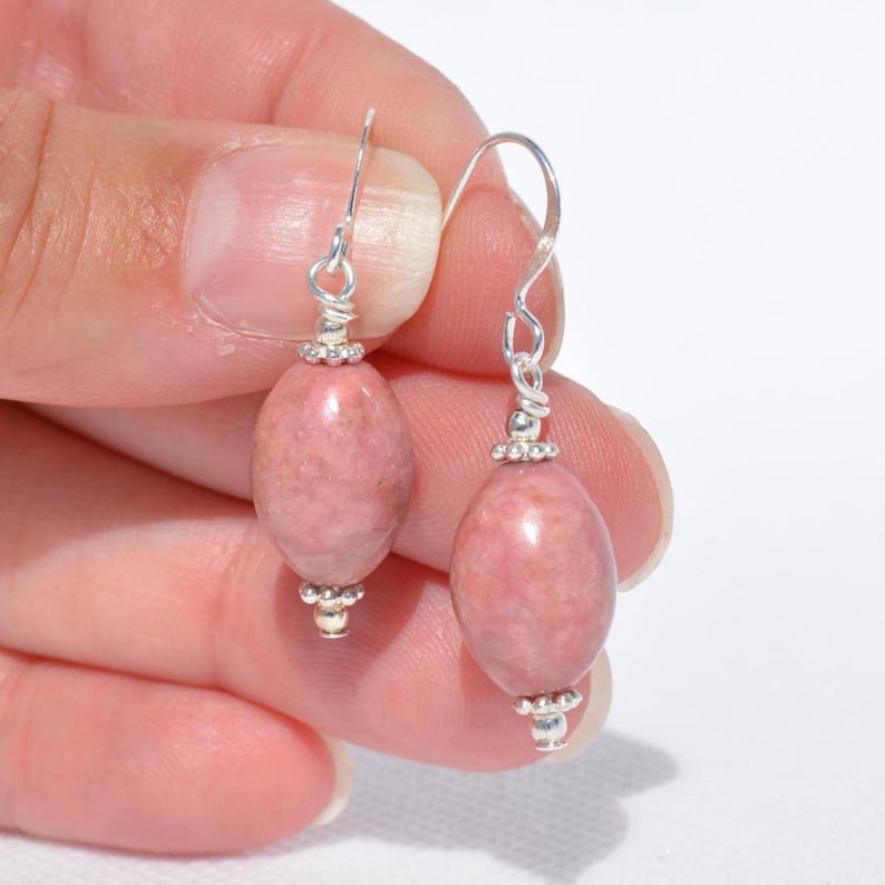 Boucles d'oreilles rhodonite : pierres précieuses naturelles véritables, fil d'oreille plaqué or/métal de canon/plaqué argent, plusieurs options 92 - Silver 1.45 in.