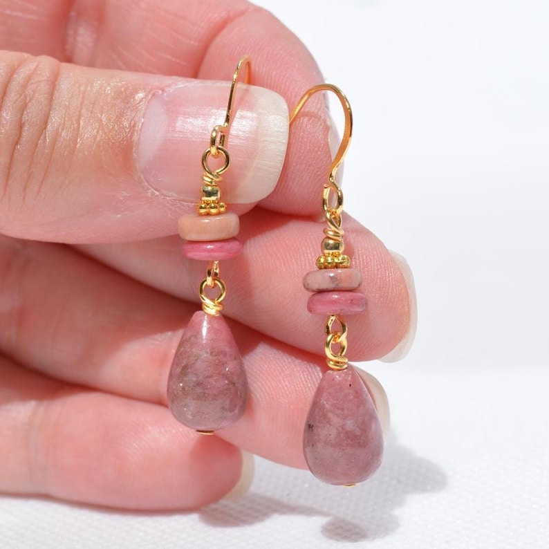 Boucles d'oreilles rhodonite : pierres précieuses naturelles véritables, fil d'oreille plaqué or/métal de canon/plaqué argent, plusieurs options 86 - Gold 1.7 in.