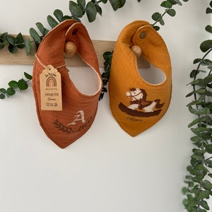 2-Pack Bio-Babylätzchen, bestickte Baumwolllätzchen, Multi Musselin-% 100 Baumwolle Bio, handgefertigtes Neutral Gender-Babypartygeschenk