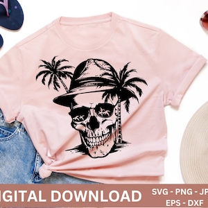 Puede incluir: Una camiseta rosa con un gráfico negro de una calavera con gafas de sol y un sombrero, con palmeras detrás. El texto "DIGITAL DOWNLOAD" está en la parte inferior de la imagen, y el texto "SVG - PNG - JPG EPS - DXF" está en la parte inferior derecha.