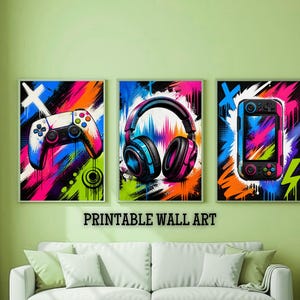 Könnte beinhalten: Drei rechteckige Wandbilder mit lebendigen Graffiti-Hintergründen in Neonfarben. Das linke Bild zeigt einen Gamecontroller, das mittlere Bild einen Kopfhörer und das rechte Bild eine tragbare Spielkonsole.
